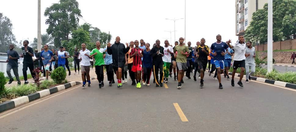 Mu mvura yo kuri iki cyumweru, abaturage ba #Kicukiro bitabiriye Siporo rusange #CarFreeDay, iyi Siporo imaze gukundwa cyane n'abato n'abakuru iba kabiri mu kwezi , ku cyumweru cya mbere ndetse n'icya gatatu.

SIPORO NI UBUZIMA.