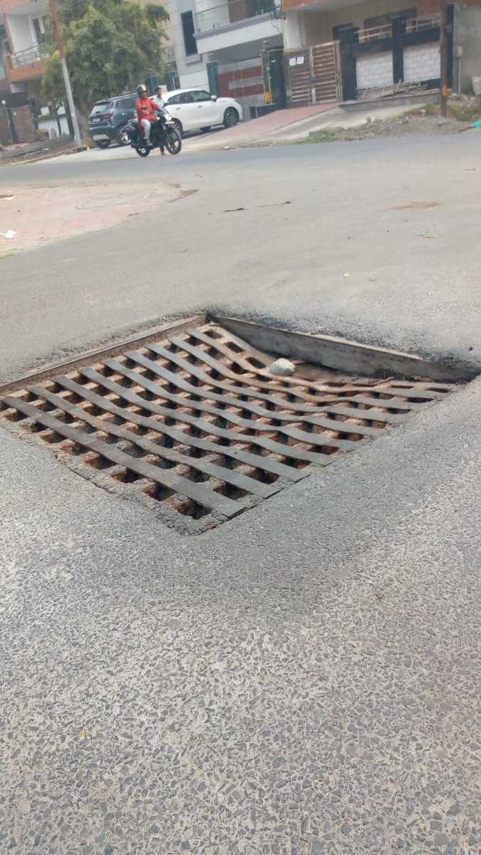 welfare_52's tweet photo. @noida_authority @CeoNoida महोदय, सेक्टर 52 के B ब्लॉक में मकान संख्या B 214 के सामने मुख्य सड़क पर ड्रेन की जाली टूटी हुई है, जिससे दुर्घटनाएं हो रही है। तुरंत करवाई कर जाली की मरम्मत होनी बहुत आवश्यक है। https://t.co/EJiF5KjKh5