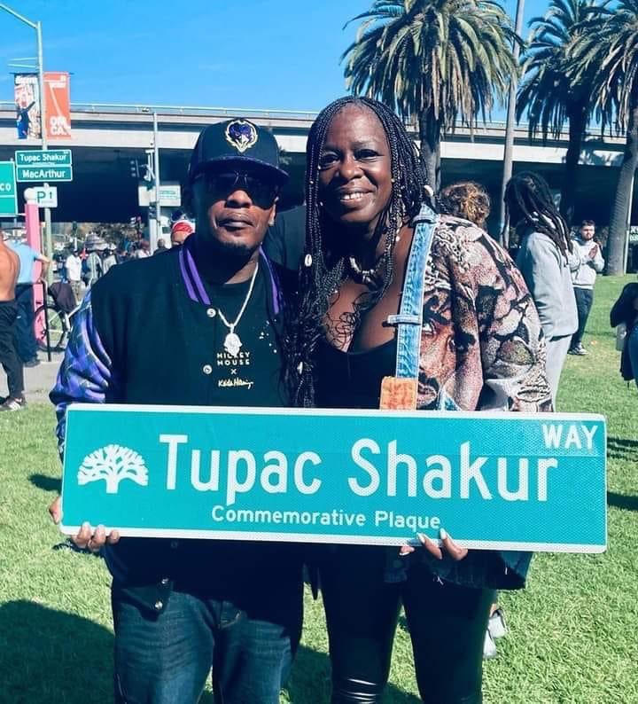 Mouse Man & 2Pac's Sister Seikywa Shakur at the unveiling of 'Tupac Shakur Way' in Eastshore Park, Oakland, CA

Post by: Lincoln DjLinx Mathysen 
#TupacShakurWay #Tupac #2PAC