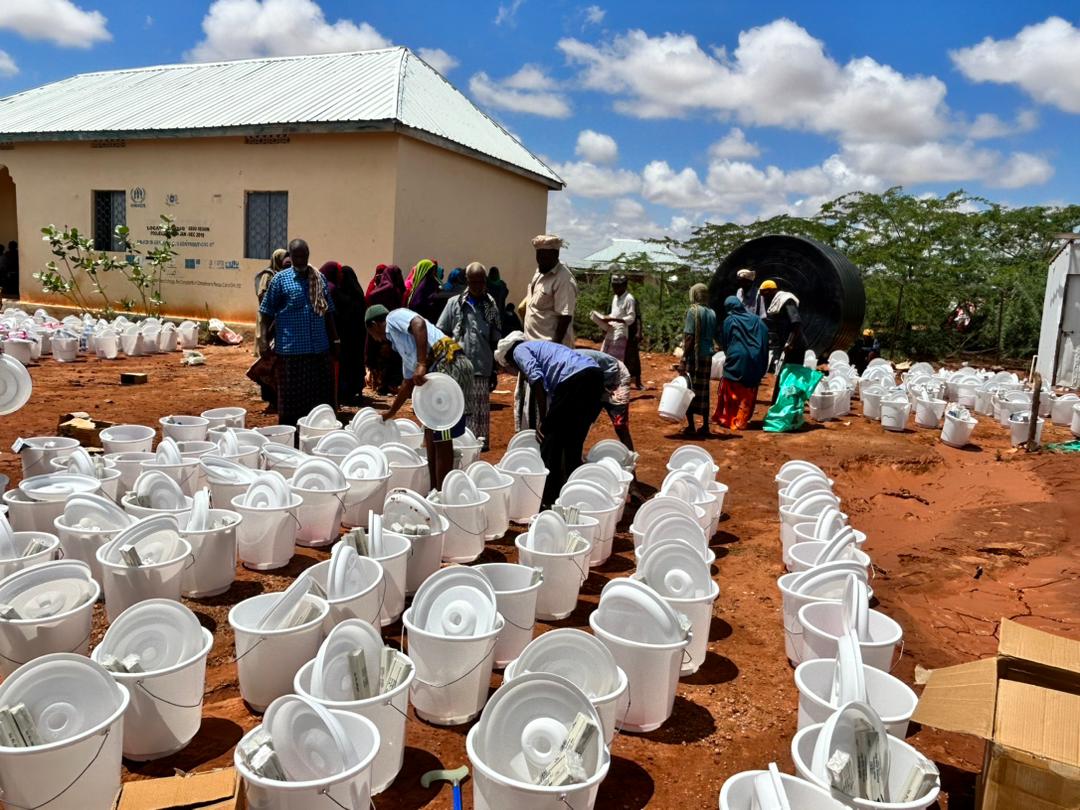 #ElNino flooding in #Beletweyne: #UNICEF and partners continue with health, nutrition & WASH interventions, including 18,000 hygiene kits. @WASHCluster_Som has ongoing clean water disbursement & sanitation Interventions.