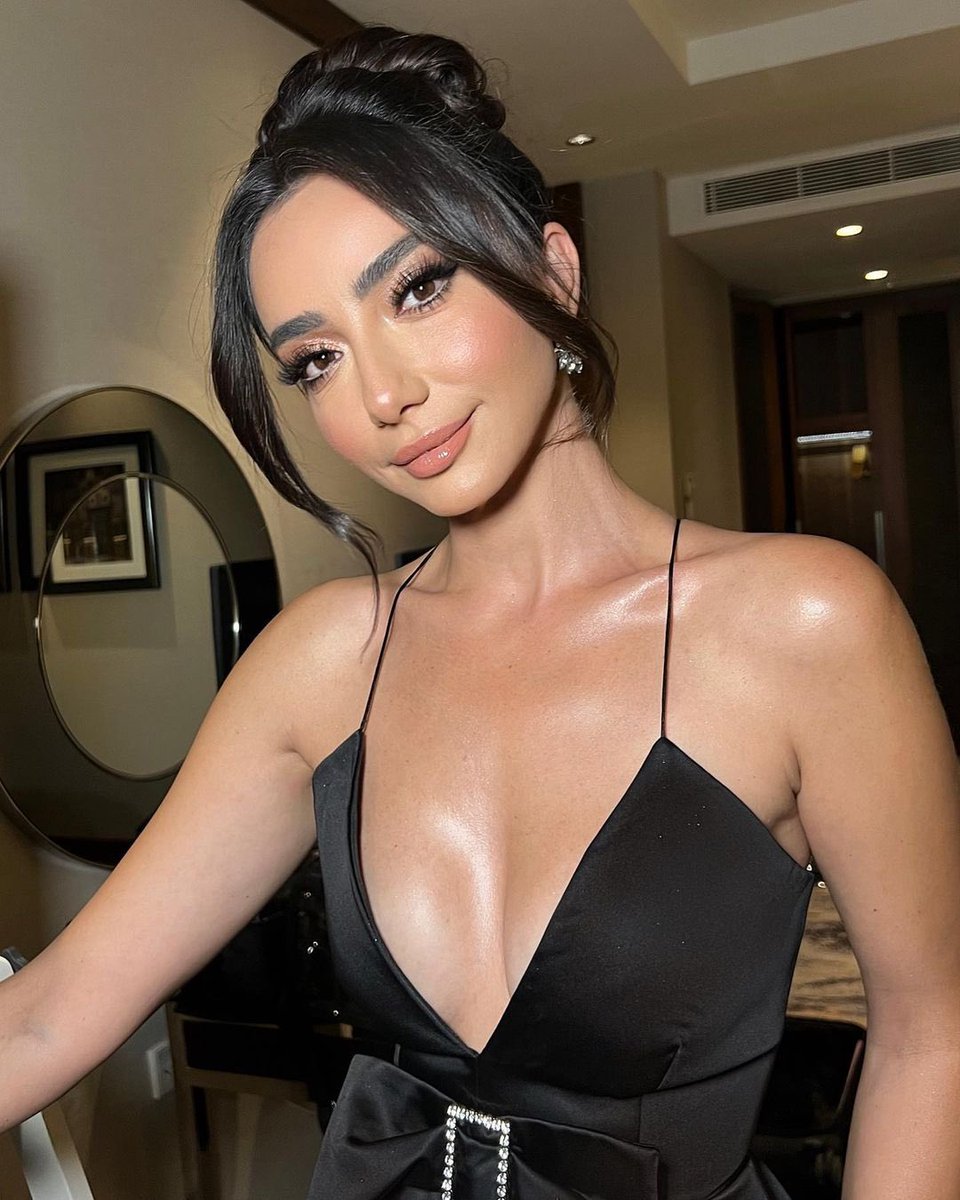 Öykü Gürman 🔥 göğüsler ne güzel parlıyor 🔥