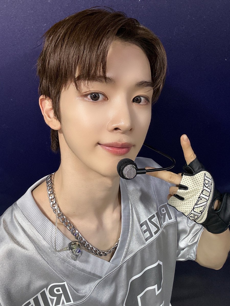 RIIZE_official's tweet photo. Hey brrriiiiizzzzzeee
오늘 인가 잘 봤어요?
저번 겟어기타 활동에 이어 이번
Talk Saxy 활동에도 인가 스페셜MC를
하게 되었는데요!!
라이즈로서 다시 인기가요에 와서
이렇게 무대도 하고 스페셜 엠씨까지
하니까 너무 행복하고 기쁘네요🧡
우리 브리즈가 좋아하겠지^_^
다음에도 불러주시면 좋겠다아아
한 번 최다 스페셜MC 노려보게써 ㅋㅋㅎ
��리고 오늘 인가에 응원하러 와준 브리즈🧡
뿐만 아니라 어디에서든 응원해주는 모든 브리즈🧡
항상 너무나도 고마워요!! 저녁 잘 챙겨먹고
남은 하루도 행복합시다🥰-SC

#RIIZE #라이즈
#SUNGCHAN #성찬
#RISEandREALIZE
#TalkSaxy #RIIZE_TalkSaxy