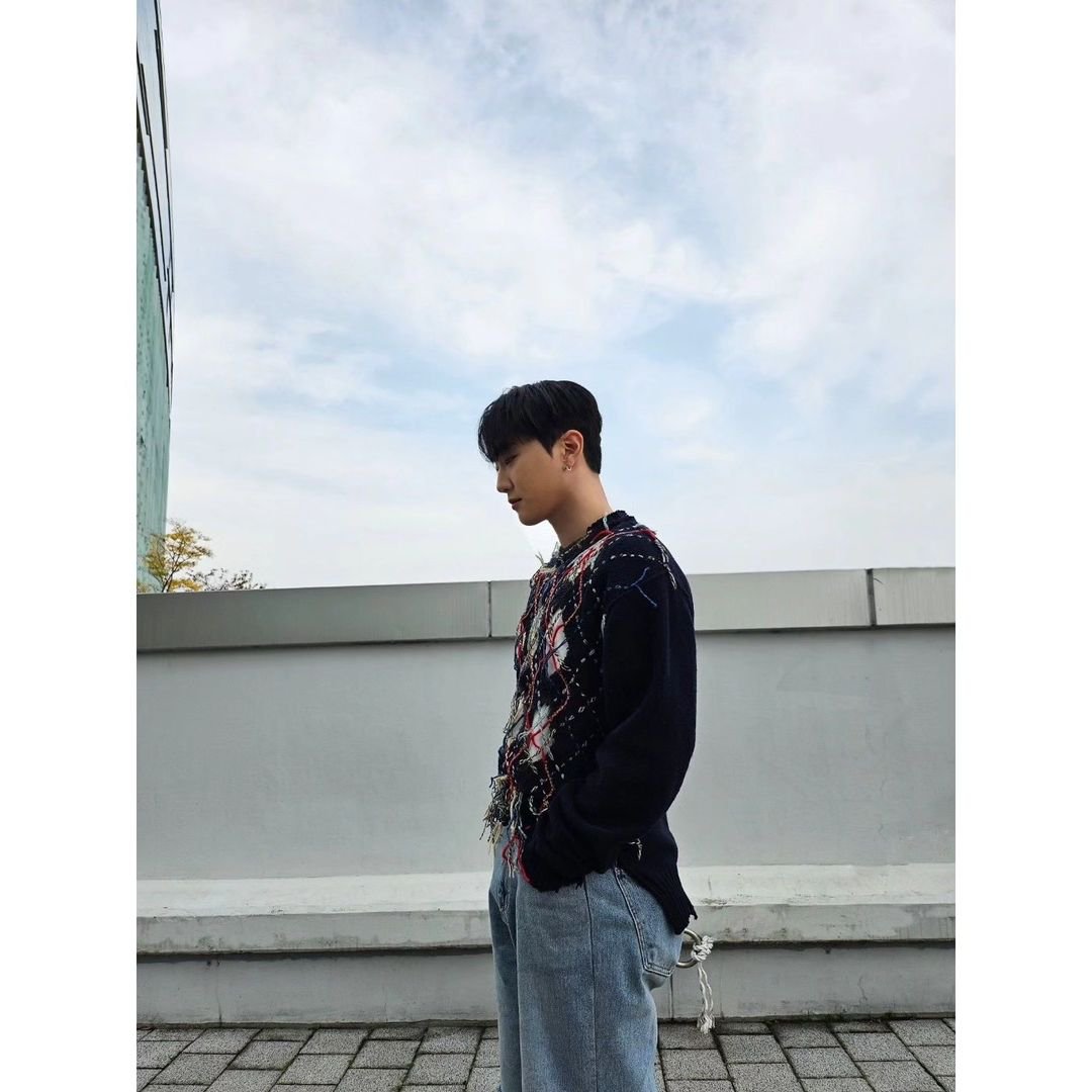 ofJoochan's tweet photo. All of the struggle I went through just to take this one cool picture of me. Guess who the photographer was that made me laugh? 🤨 https://t.co/c5Pms0gylW