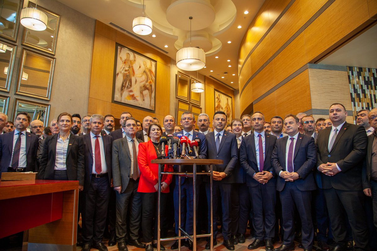 eczozgurozel's tweet photo. Daha önce sözünü verdiğimiz il başkanları toplantısını bu sabah erken saatlerde gerçekleştirdik. Görüş ve önerilerini dinledim.

Bu süreci hep birlikte yönetmek için ilk adımı attık.

Partimizi iktidar yapmak için hep birlikte var gücümüzle çalışacağız. https://t.co/ITpOiykjRh