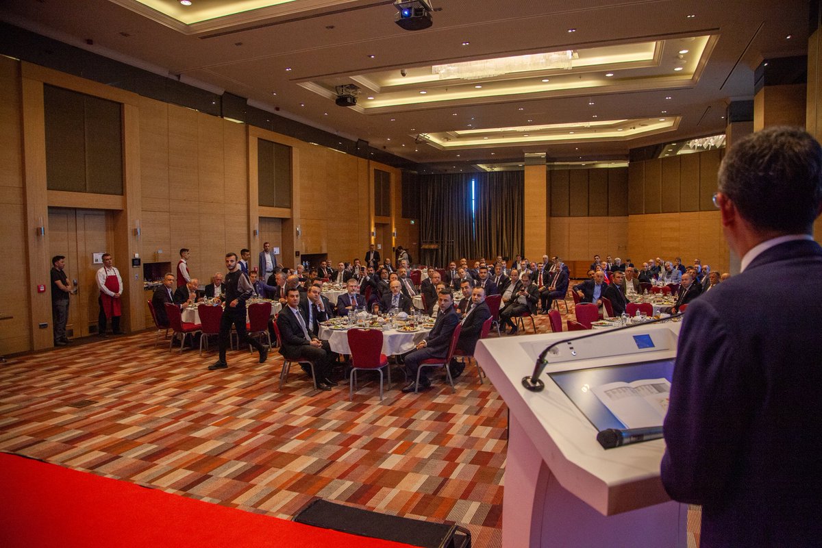 Daha önce sözünü verdiğimiz il başkanları toplantısını bu sabah erken saatlerde gerçekleştirdik. Görüş ve önerilerini dinledim.

Bu süreci hep birlikte yönetmek için ilk adımı attık.

Partimizi iktidar yapmak için hep birlikte var gücümüzle çalışacağız.