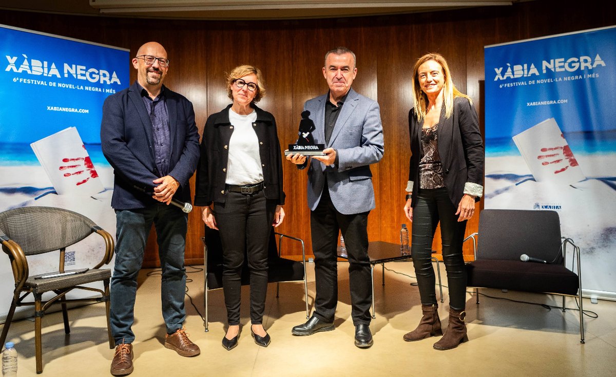 XabiaNegraFest's tweet photo. 🏆Lorenzo Silva recibió en la tarde de ayer el Premio La Criminala, a manos de la alcaldesa de Xàbia, Rosa Cardona. ¡Enhorabuena por este merecido reconocimiento!👏

#xabianegra #xabia #novelanegra https://t.co/09g0fq2FKB