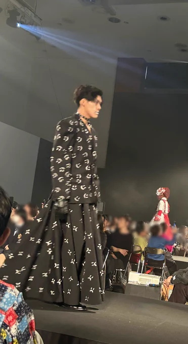 そういえば昨日の文化服装文化祭、ファッションショーで男性がスカート履いてるデザイン結構あって、それがめちゃめちゃかっこよかったし、文化祭に来てた男性もスカートオシャレに着こなしてる人たくさんいたので、ファッションサイコ〜となった。 