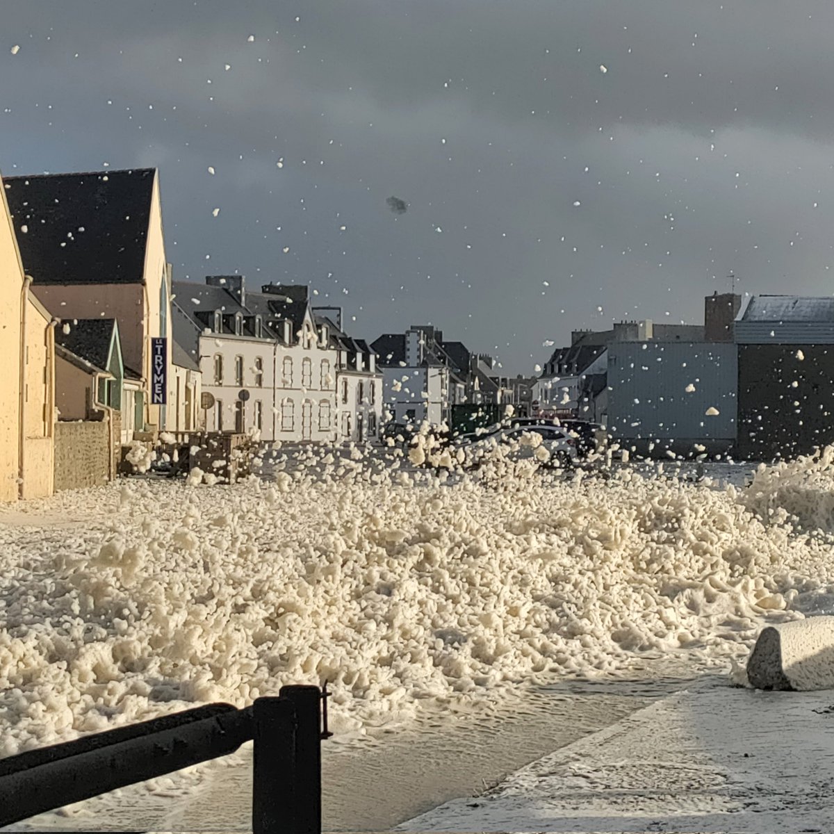 De #Ciaràn à #Domingo l'écume des jours de tempête à Saint Guénolé. Petit fil d'images prises ce matin 👇 #Bretagne #Breizh #PaysBigouden