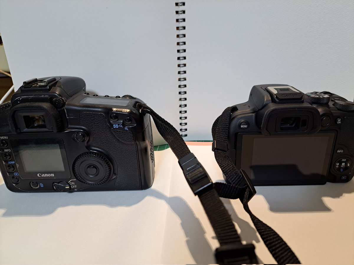 2zBktsErki1arbu's tweet photo. 左は以前に先輩から頂いたカメラ、CanonのEOS 20D
右は今回自分が買ったカメラ、こちらもメーカー一緒でCanonです。
ミラーレスかの違いはあれど、軽いし液晶画面は大きいし📷️
技術の進歩って凄いですね💦
#Canon #EOS20D #EOSR10 https://t.co/Wnatlbv5OD