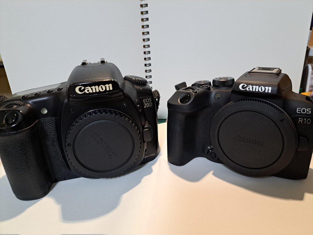 2zBktsErki1arbu's tweet photo. 左は以前に先輩から頂いたカメラ、CanonのEOS 20D
右は今回自分が買ったカメラ、こちらもメーカー一緒でCanonです。
ミラーレスかの違いはあれど、軽いし液晶画面は大きいし📷️
技術の進歩って凄いですね💦
#Canon #EOS20D #EOSR10 https://t.co/Wnatlbv5OD