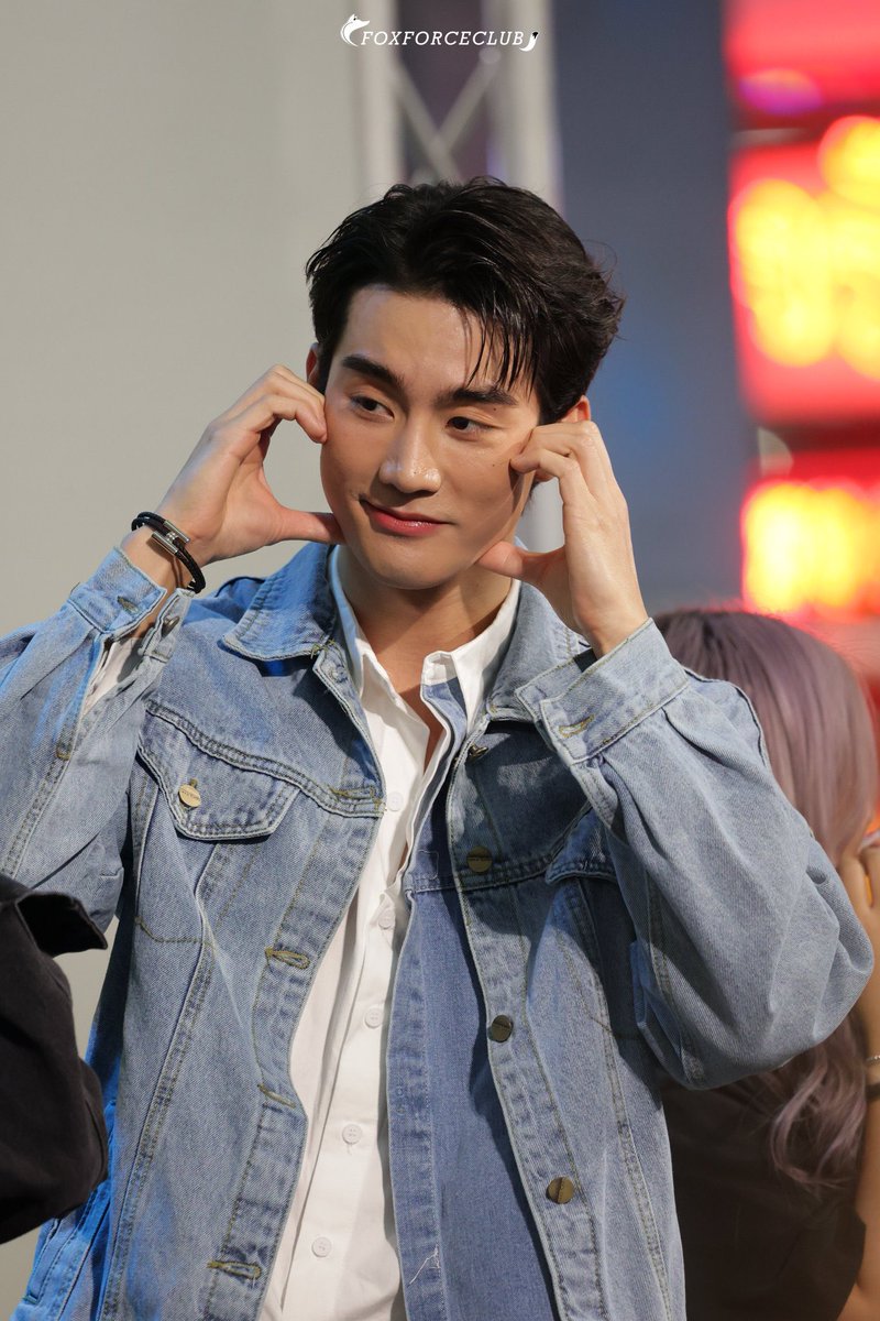 fforcejs's tweet photo. ขอบคุณทุกคนที่มาหากันมากนะครับ มากันเยอะมาก ๆ ตกใจเลย อย่าลืมทำบุญและหาอะไรอร่อย ๆ ทานนะครับถ้ามีเวลา กลับกันดี ๆ ครับผม 💙✨ #RBSNiyomJeansxForce https://t.co/EIr470D8Rc