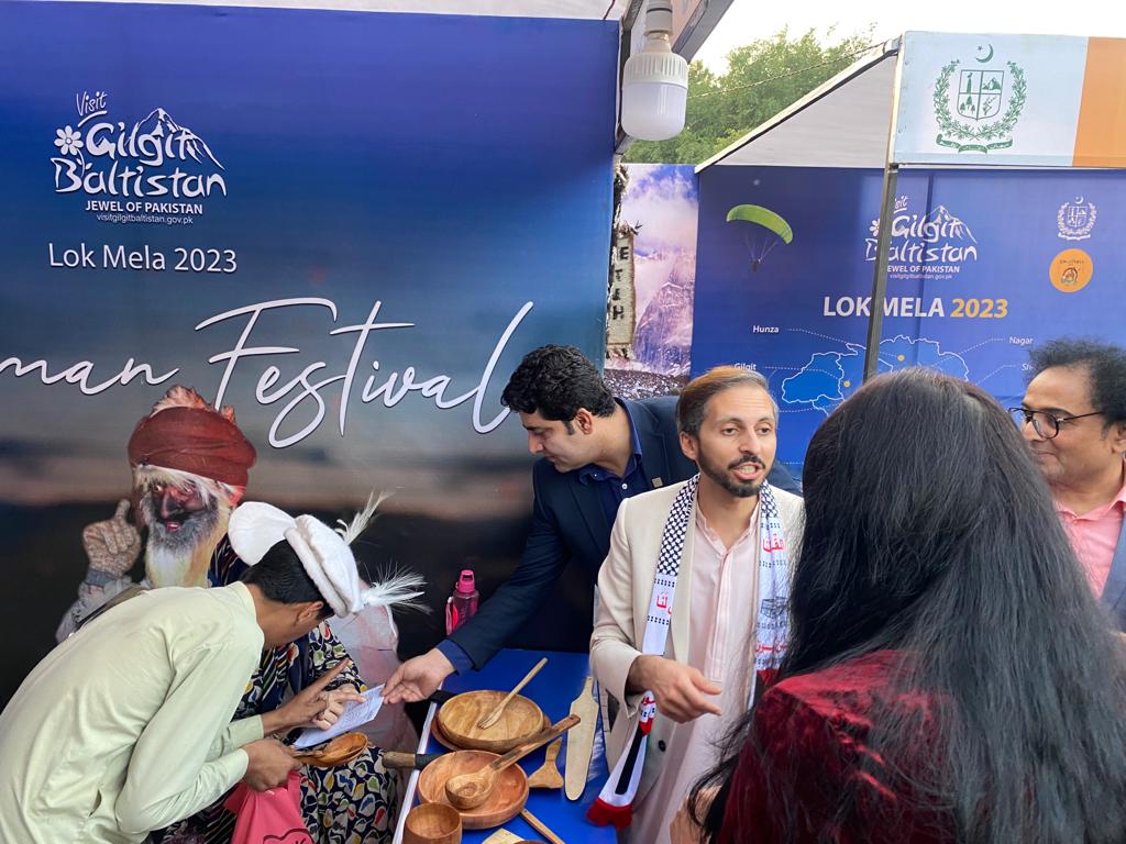 ZaeemZia's tweet photo. 1. The economy of Gilgit-Baltistan is is mainly around tourism, dry fruit and gems and handicrafts.

It was so heartwarming to see all the men and women are making their ends meet well and getting access to the market for better prices.

Lok Virsa is hosting maila in collab- https://t.co/ugbup2SpUq