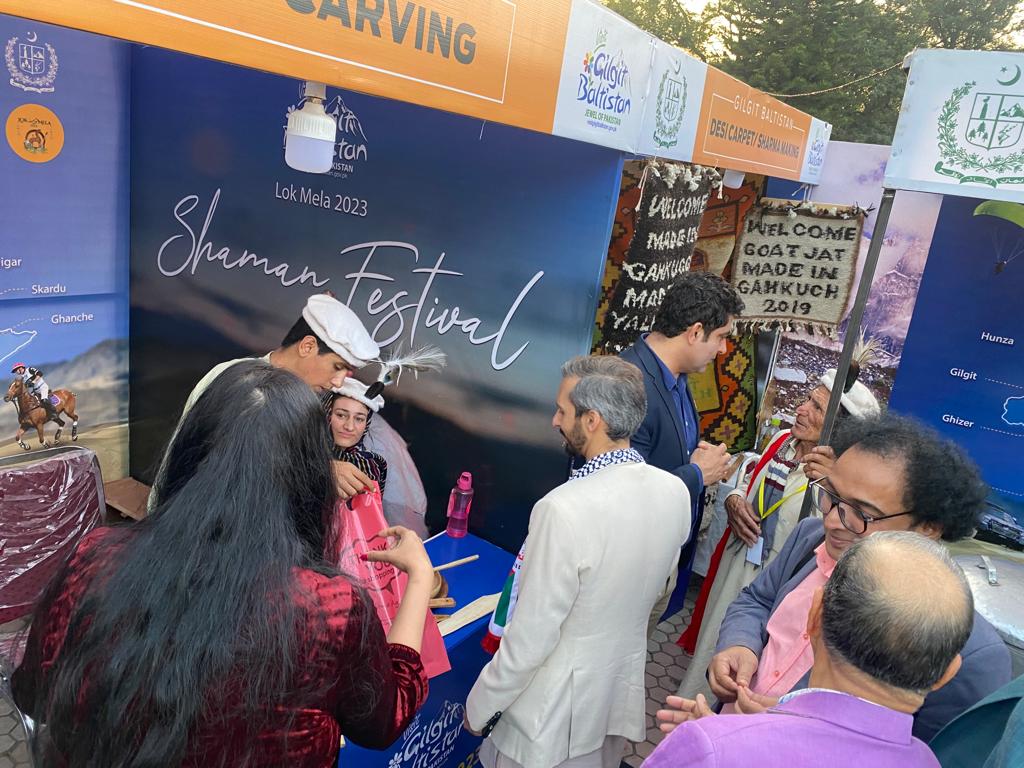 ZaeemZia's tweet photo. 1. The economy of Gilgit-Baltistan is is mainly around tourism, dry fruit and gems and handicrafts.

It was so heartwarming to see all the men and women are making their ends meet well and getting access to the market for better prices.

Lok Virsa is hosting maila in collab- https://t.co/ugbup2SpUq