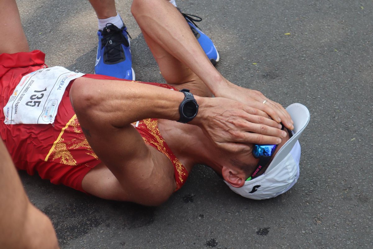 el_trinkel's tweet photo. @WorldAthletics @Fruterorunner @farleando @Aragonatletismo @FrutasOlmos @GobAragon @zaragoza_es @zaragozadeporte Posiblemente en esos momentos @Fruterorunner pensase en todos esos días que a las 5 de la mañana ya estaba entrenando antes de ir a @FrutasOlmos 
El éxito de un currante, el éxito del trabajo en manos de uno de los mejores entrenadores que he conocido @farleando (y el ➕humilde) https://t.co/x5cQAQdlig