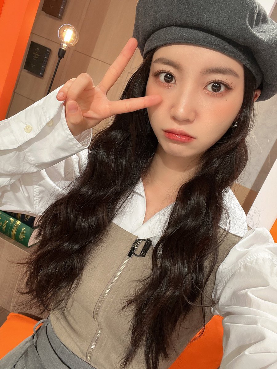 OHMYGIRL_offcl's tweet photo. [#OHMYAir] 잠시 후 7시 10분, 'KBS1 이슈 Pick, 쌤과 함께'에 #유빈 이가 출연합니다🫶🏻
11월도 유빈이와 함께해 주실 미라클 여러분들 본방사수로 만나요🥰

#오마이걸 #OHMYGIRL #OMG https://t.co/U4IbmiR4ve