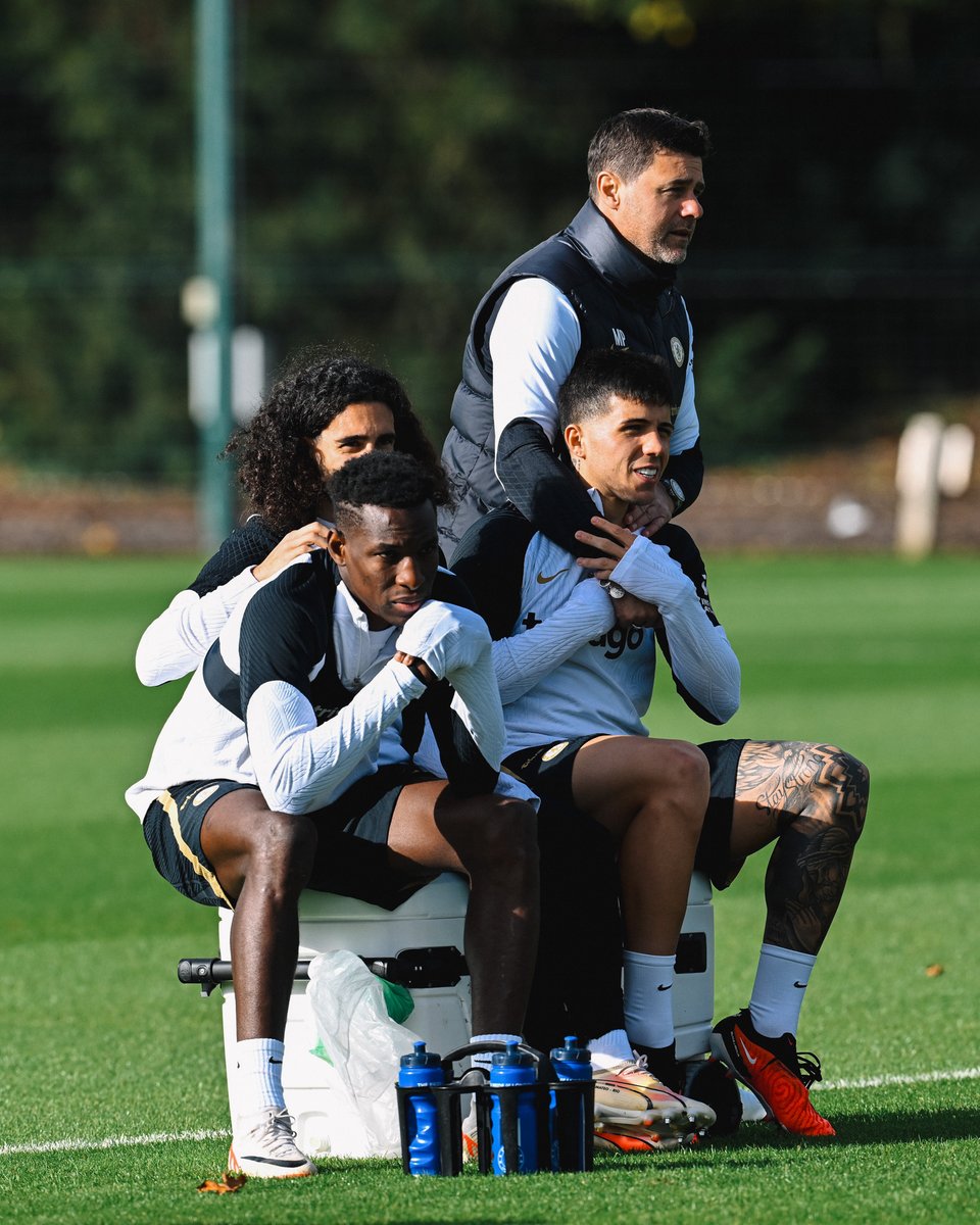 ChelseaFC's tweet photo. Team! 💙 https://t.co/ZUHltzA9ST