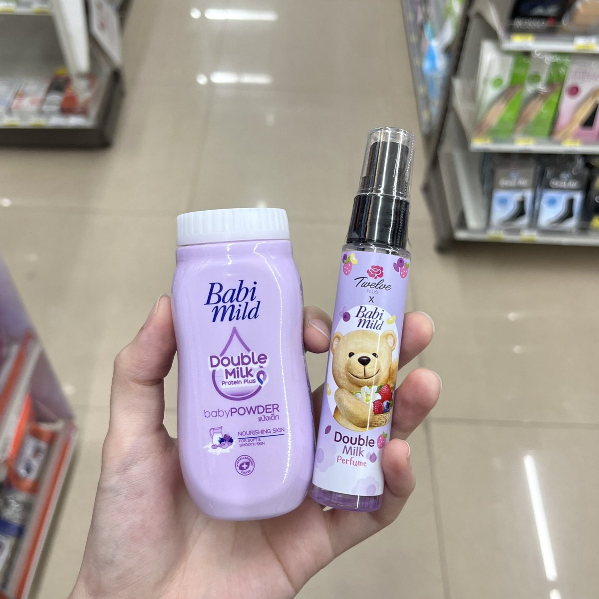 paryreview's tweet photo. น้ำหอมกลิ่นแป้งเด็กของจริง เจ้าตัวทำเอง Twelve Plus x Baby Mild กลิ่นจะนุบนิบ หวานนิด ๆ สดใส powdery ความติดทนใช้ได้ 4-5 ชม. ฟุ้งกระจายดี หัวสเปรย์ละเอียด ขวดละ 69฿ 
#รีวิวน้ำหอม https://t.co/u7WSZ1GPYk