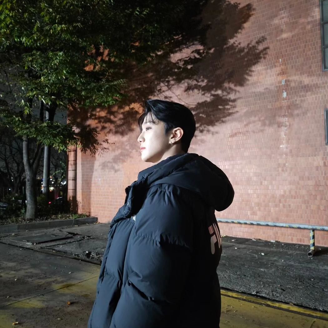 ofJoochan's tweet photo. One cold autumn night. 🍂 https://t.co/RcQ3nijBIM