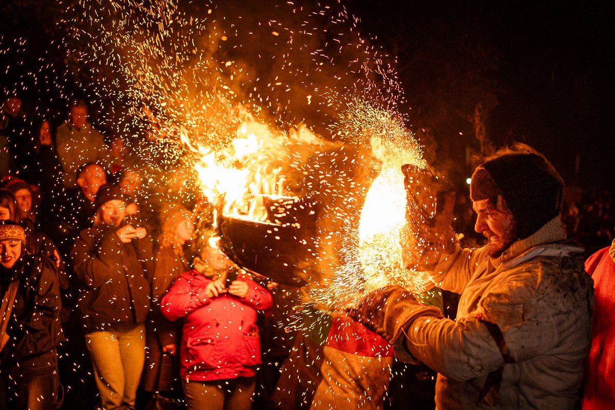 DanielDayment's tweet photo. Ottery St. Mary Tar Barrels captured last night. A pretty epic first time experience to this event!
@SWNS
#devon #otterystmary #tarbarrels #exploredevon #southwest #news #bonfirenight #photojournalism https://t.co/Dg14N5R0rb