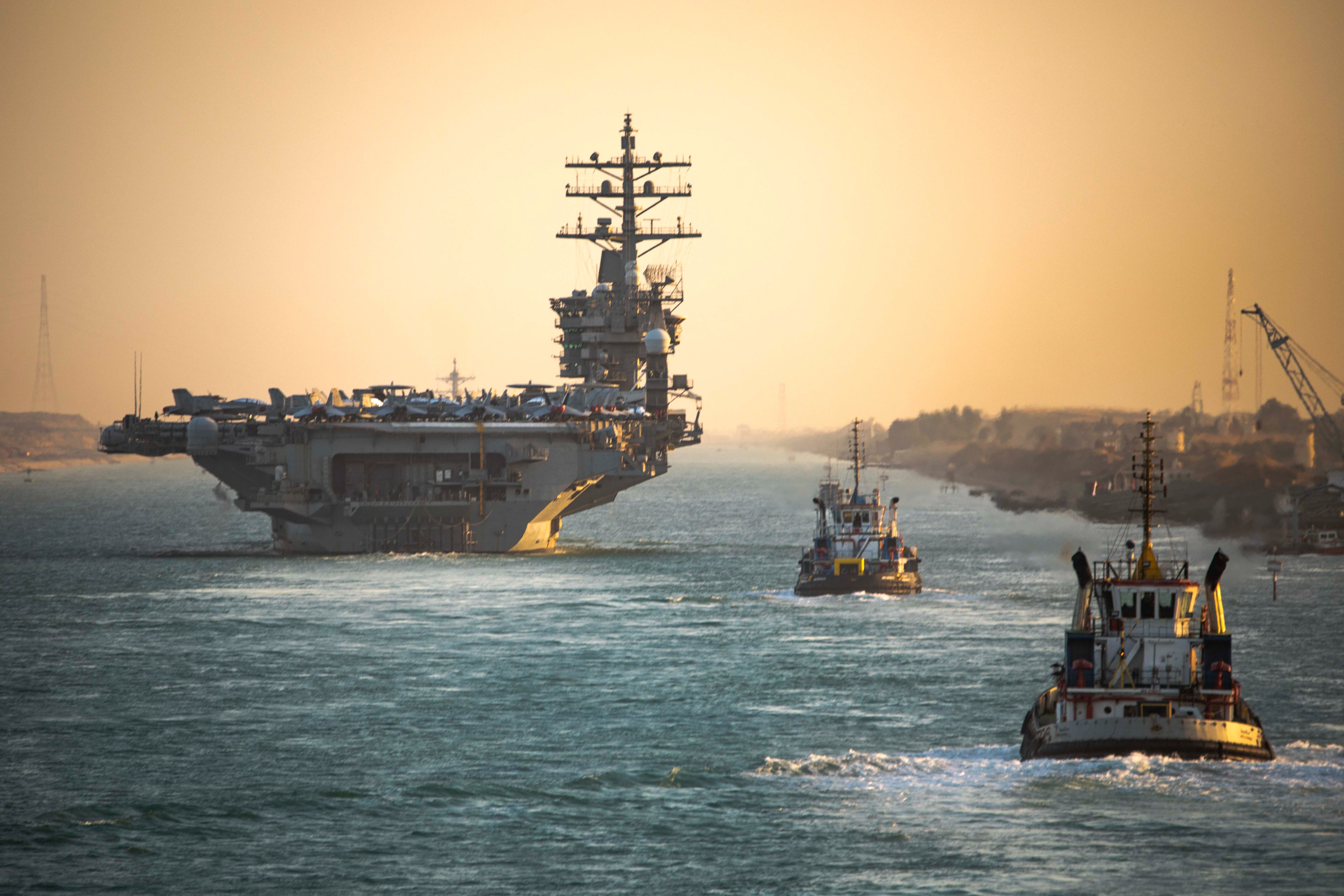 Het nucleair aangedreven vliegdekschip USS Dwight D. Eisenhower (CVN 69) van de Nimitz-klasse passeert het Suezkanaal, 1 november. 4. Dwight D. Eisenhower (IKE) is het vlaggenschip van de Dwight D. Eisenhower Carrier Strike Group (IKECSG), een geïntegreerd gevechtswapensysteem dat klaar staat om te reageren op een reeks onvoorziene gebeurtenissen ter ondersteuning van de nationale veiligheidsprioriteiten. IKECSG wordt ingezet in het operatiegebied van de Amerikaanse 5e Vloot om de maritieme veiligheid en stabiliteit in het Midden-Oosten te helpen garanderen. (Foto van de Amerikaanse marine door massacommunicatiespecialist 2e klas Keith Nowak)