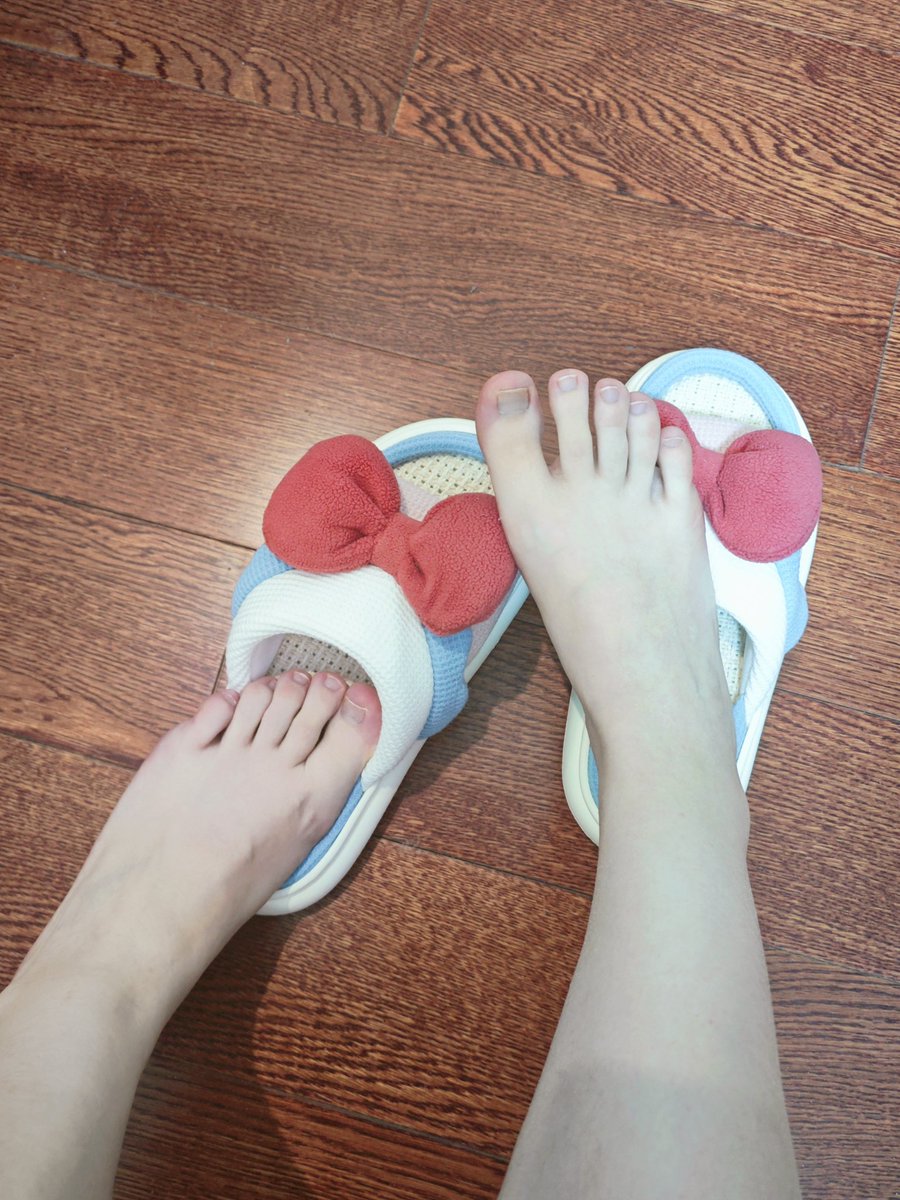 今天降温，看我的新拖鞋可爱吗？
（捂脸）没人夸我一会就删掉