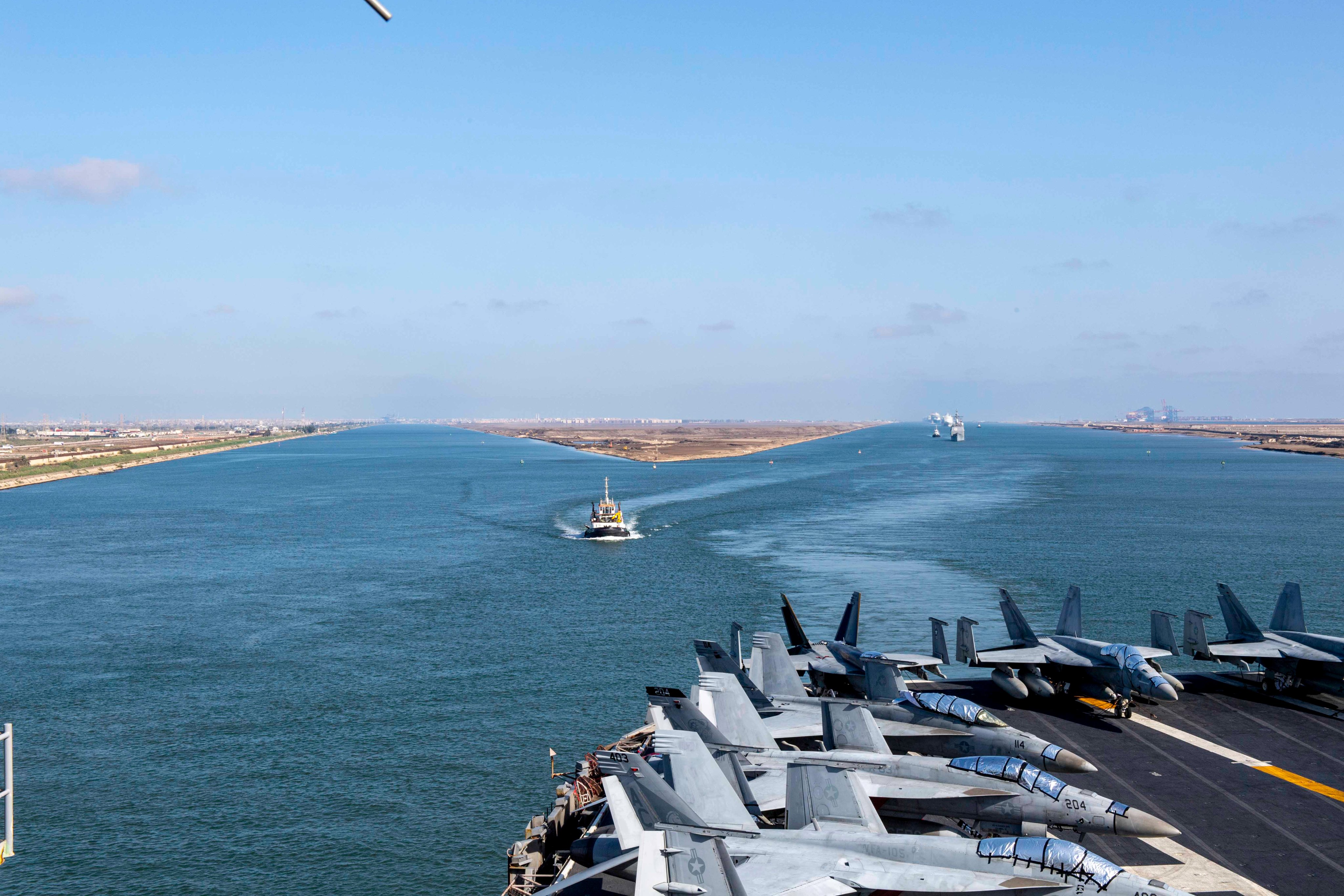 Het nucleair aangedreven vliegdekschip USS Dwight D. Eisenhower (CVN 69) van de Nimitz-klasse passeert het Suezkanaal, 1 november. 4. Dwight D. Eisenhower (IKE) is het vlaggenschip van de Dwight D. Eisenhower Carrier Strike Group (IKECSG), een geïntegreerd gevechtswapensysteem dat klaar staat om te reageren op een reeks onvoorziene gebeurtenissen ter ondersteuning van de nationale veiligheidsprioriteiten. IKECSG wordt ingezet in het operatiegebied van de Amerikaanse 5e Vloot om de maritieme veiligheid en stabiliteit in het Midden-Oosten te helpen garanderen. (Foto van de Amerikaanse marine door massacommunicatiespecialist 2e klas Jorge LeBaron)