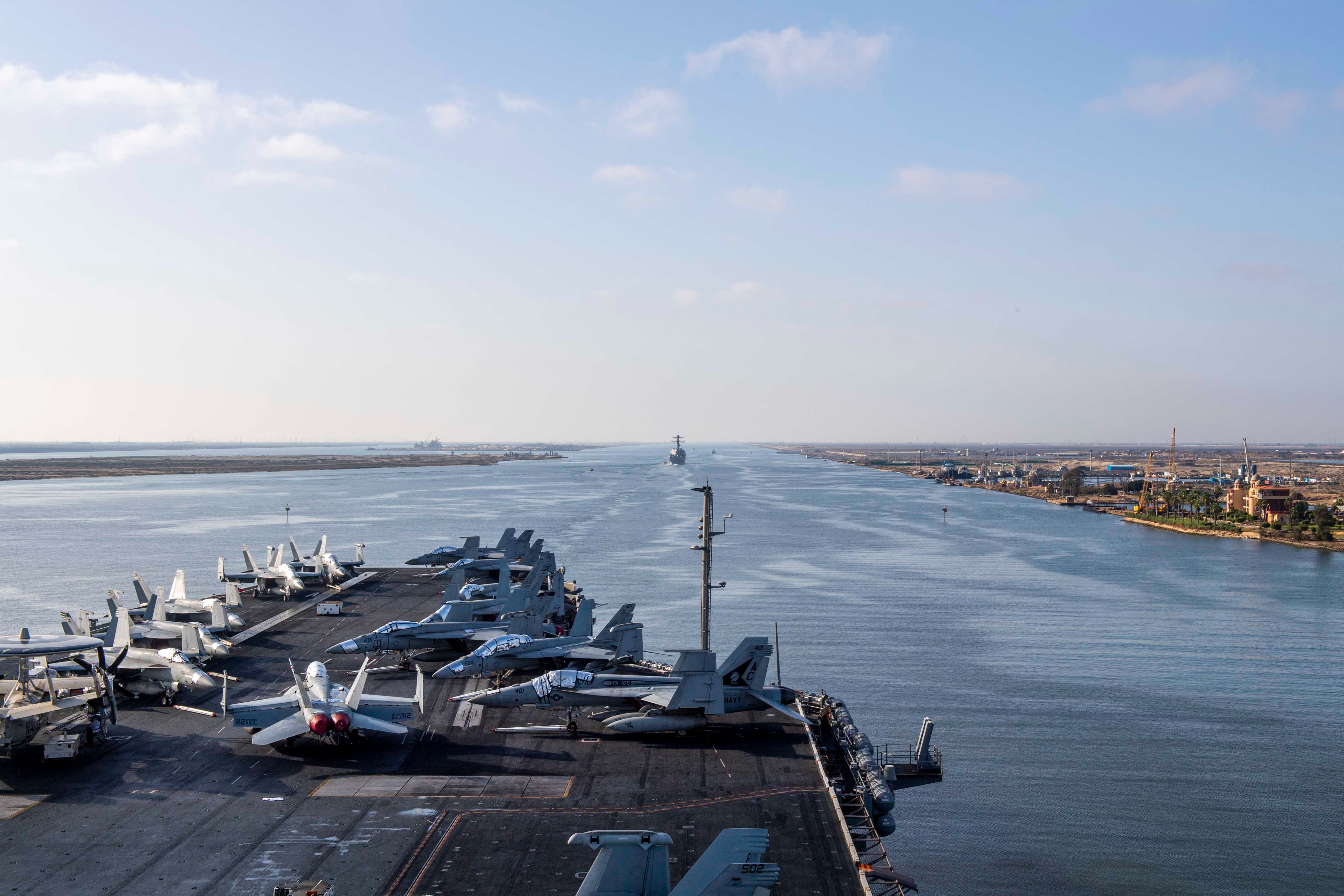 Атомный авианосец класса «Нимиц» USS «Дуайт Д. Эйзенхауэр» (CVN 69) проходит через Суэцкий канал, 4 ноября. «Дуайт Д. Эйзенхауэр» (IKE) является флагманом авианосной ударной группы Дуайта Д. Эйзенхауэра (IKECSG). интегрированная система боевых вооружений, готовая реагировать на ряд непредвиденных обстоятельств в поддержку приоритетов национальной безопасности.  IKECSG развернут в зоне действий 5-го флота США, чтобы помочь обеспечить морскую безопасность и стабильность в регионе Ближнего Востока.  (Фото ВМС США, сделанное специалистом по массовым коммуникациям 2-го класса Хорхе Лебароном)