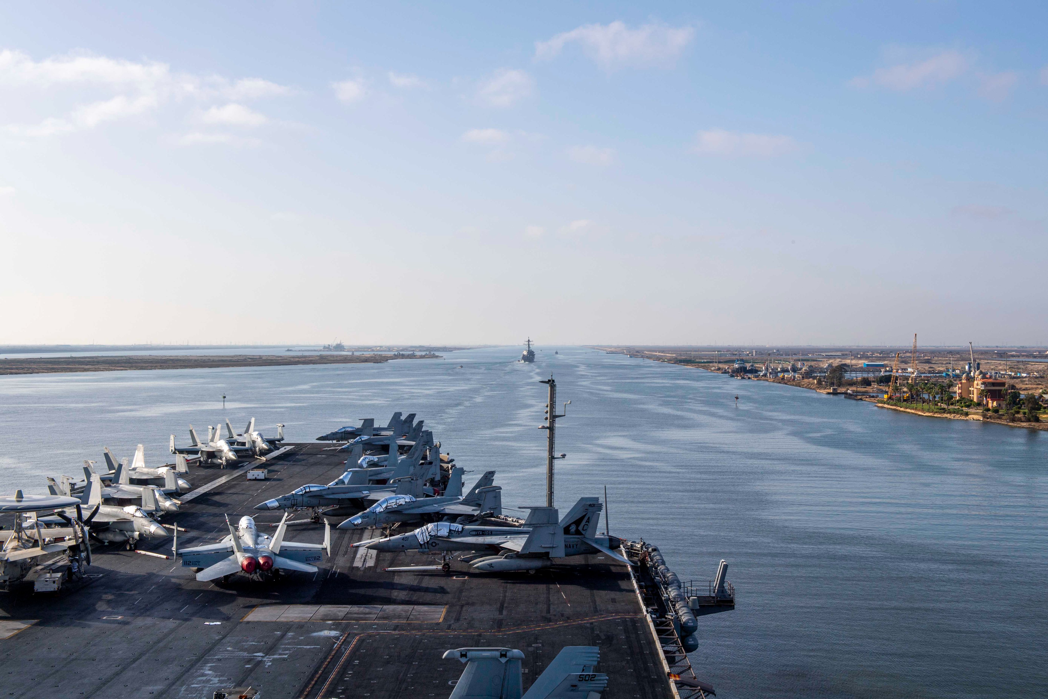 Het nucleair aangedreven vliegdekschip USS Dwight D. Eisenhower (CVN 69) van de Nimitz-klasse passeert het Suezkanaal, 1 november. 4. Dwight D. Eisenhower (IKE) is het vlaggenschip van de Dwight D. Eisenhower Carrier Strike Group (IKECSG), een geïntegreerd gevechtswapensysteem dat klaar staat om te reageren op een reeks onvoorziene gebeurtenissen ter ondersteuning van de nationale veiligheidsprioriteiten. IKECSG wordt ingezet in het operatiegebied van de Amerikaanse 5e Vloot om de maritieme veiligheid en stabiliteit in het Midden-Oosten te helpen garanderen. (Foto van de Amerikaanse marine door massacommunicatiespecialist 2e klas Jorge LeBaron)