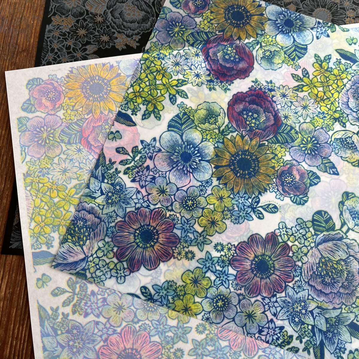 デザフェスNEW その1
A3サイズ包装紙(と言い張る、種類によってはちょっと厚いかも…)

⭐️レトロインクさんの3色刷り版！
★黒に白と金のかっこいい版！
☆ちょっとだけ透ける！トレーシングペーパー版
3枚入りです。全種入りミックスを作るか悩み中。

#デザフェス58 両日F87 niniracheoです！