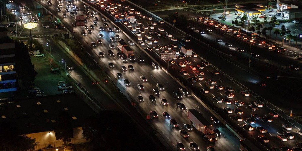 asefma_es's tweet photo. 🚧 Un pavimento en mal estado puede hacer que los viajes de ocio sean mucho más costosos 💸💨

Según la fuente https://t.co/xBp0gYWtVR, el incremento en los costes puede llegar hasta 13,5 €/hora. ¡Conducir por carreteras en buen estado es clave para un viaje económico y seguro! https://t.co/8KKvvlvDpZ