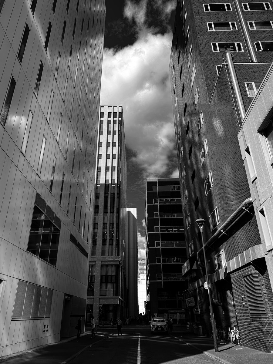 1by1work's tweet photo. searching for the sky 
#streetphotography https://t.co/zizNyOQXUc