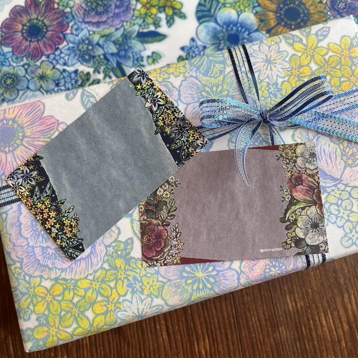 デザフェスNEWその2
小さなメッセージカード……💐

赤のカードと青のカード、2種入り
おめでとうとかありがとうとかおつかれさまとか好きだよの気持ちに使ってください💐

#デザフェス58 両日F87 niniracheo