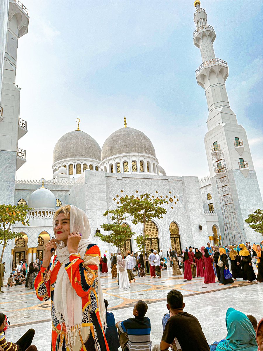 MashaAllah
Senang banget agenda ke masjid Syekh Zayed, Solo, dimudahkan Allah…
Tinggal mau selfie sama Bapack Walikota nya <a href="/gibran_tweet/">Gibran Rakabuming</a> aja nih yang belum hehe 😁