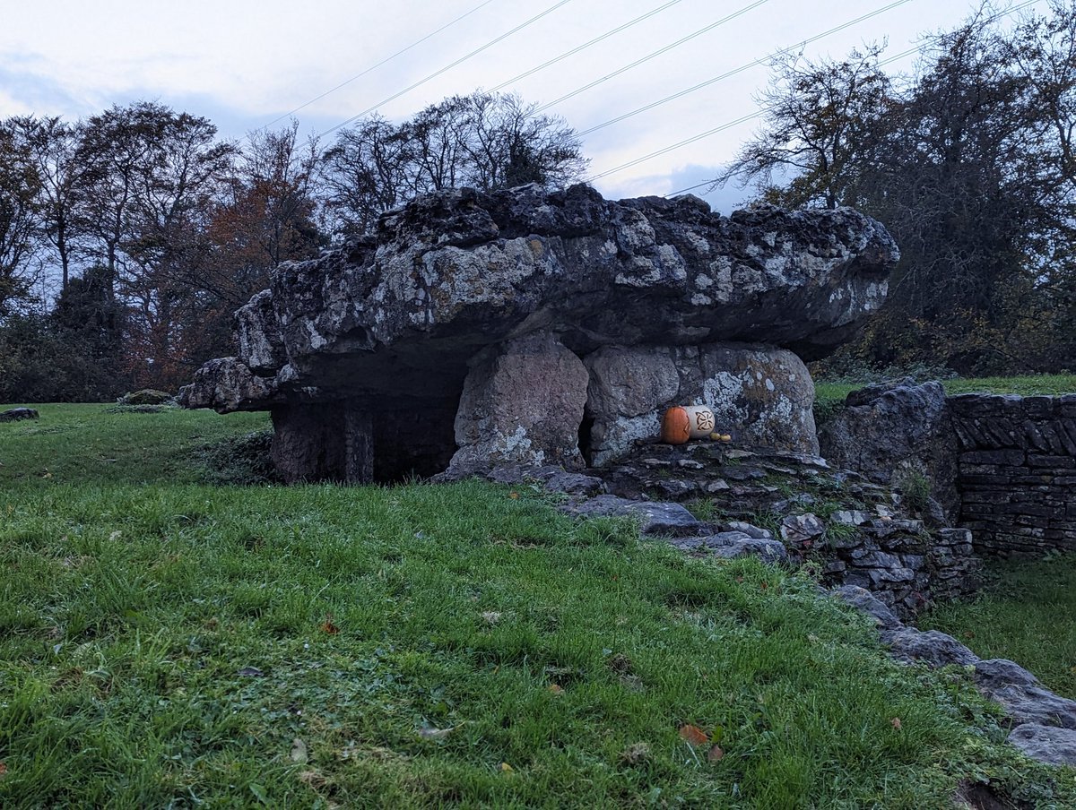 Nicely carved pumpkin at #Tinkinswood Burial Chamber #ValeofGlamorgan
                 🏴󠁧󠁢󠁷󠁬󠁳󠁿 🏴󠁧󠁢󠁷󠁬󠁳󠁿 🏴󠁧󠁢󠁷󠁬󠁳󠁿 🏴󠁧󠁢󠁷󠁬󠁳󠁿 
Pwmpen cerfiedig draw yn #Tinkinswood #BroMorgannwg
