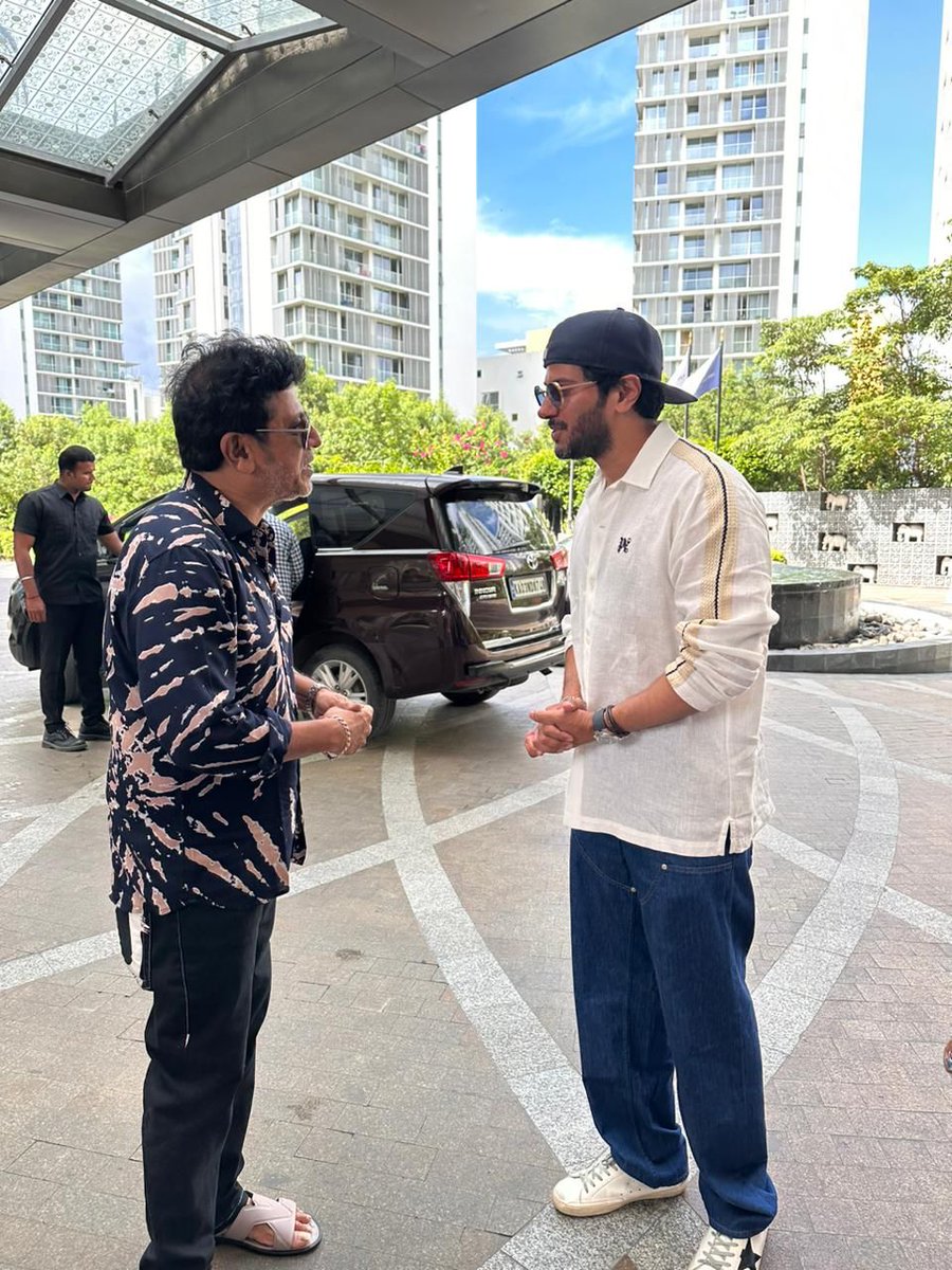 IamHCB's tweet image. Karunada Chakravarthy @NimmaShivanna along with #GeethaShivarajkumar met @dulQuer in Chennai.

#Shivanna #Shivarajkumar #Dulquer
