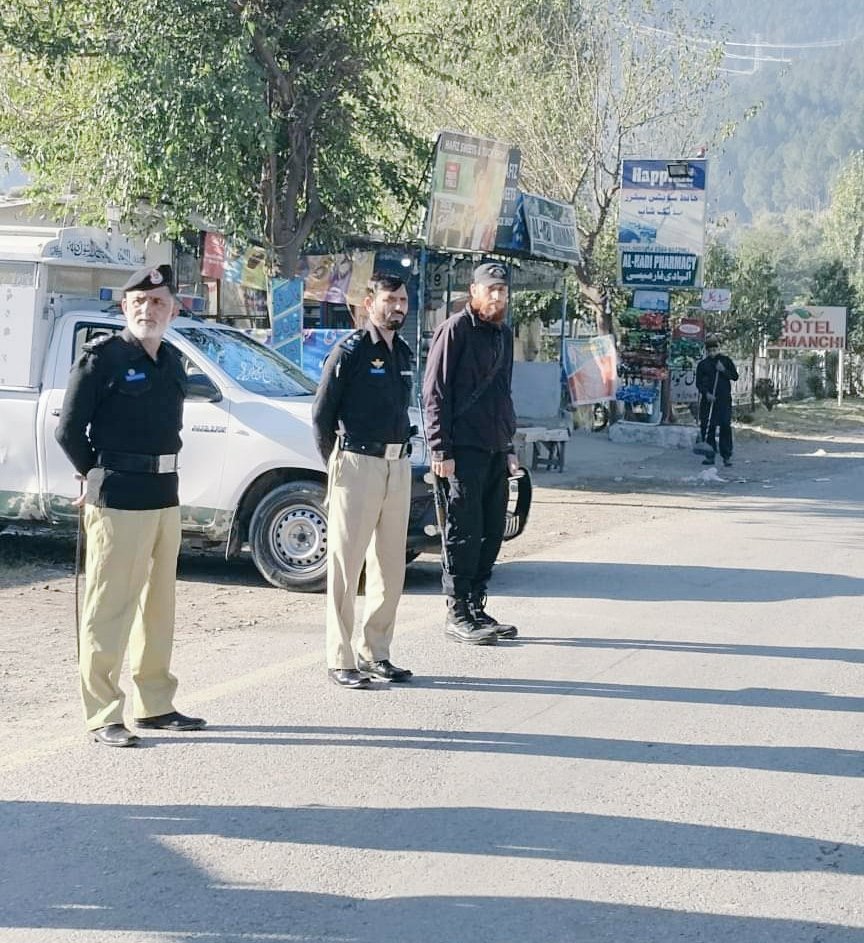 عدالت کی اجازت کے باجود پورے ملک کی طرح مانسہرہ میں بھی پی ٹی آئی ورکرز کنونشن رکوانے کے لئے بھاری تعداد میں پولیس پہنچی ہوئ ہے 
عدالتوں کو چاہیے کہ اپنے احکامات نا ماننے والوں کے خلاف سخت کاروائی کرے 
تاکہ پی ٹی آئی کو بھی الیکشن کمپین چلانے کا بھرپور موقعہ مل سکے