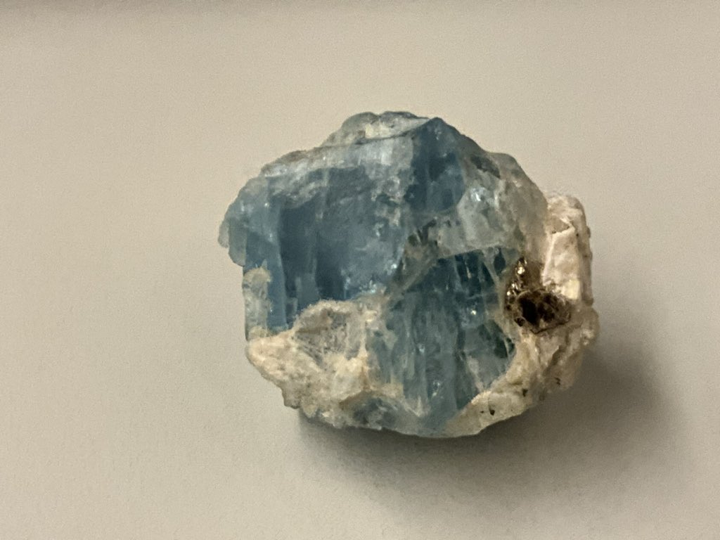 ediokstone's tweet photo. こんな色の濃いアクアマリンが見つかりました。
カンボジア某所
鉱物の新産地が続々誕生するかもしれないカンボジア😃

石掘りに行きませんか☺️ https://t.co/PR27rpRZu6