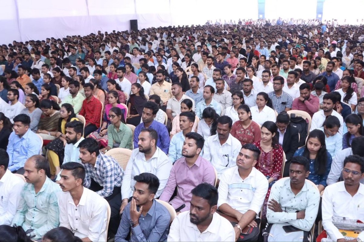 ruturajdyp's tweet photo. Under the guidance of Honorable MLC Satej Patil, a Kolhapur Dakshin Job Fair has been organized at the D.Y. Patil Campus on November 5th and 6th. The objective of this event is to provide employment opportunities for job seekers.

This job fair witnessed the participation of 248 companies, and more than 15,000 enthusiastic candidates registered for interviews. Our mission is to empower the youth by offering them a wide range of employment opportunities.

We extend our gratitude to the participating organizations and job seekers for their overwhelming response. We wish all job aspirants the best of luck in their endeavors! 
Distinguished personalities, including Dr. Amit Andre from Data Tech Labs, Sachin Mhaske from Nascom, Surendra Jain from SMAK, Deepak Chorge from Goshima, Sanjay Shete from Chamber of Commerce, Dinesh Budhale from Kolhapur Engineering Association, Ajay Korane from Engineering and Architect Association, Gautam Parmar, Sandeep Mirajkar, Aditya Bedekar from CREDAI, Pratap Patil from IT Association, Harishchandra Dhotre from MAK, Tej Ghatge, Nitin Dalwai and former Corporator Sharangdhar Deshmukh, along with various dignitaries, graced the event with their presence.