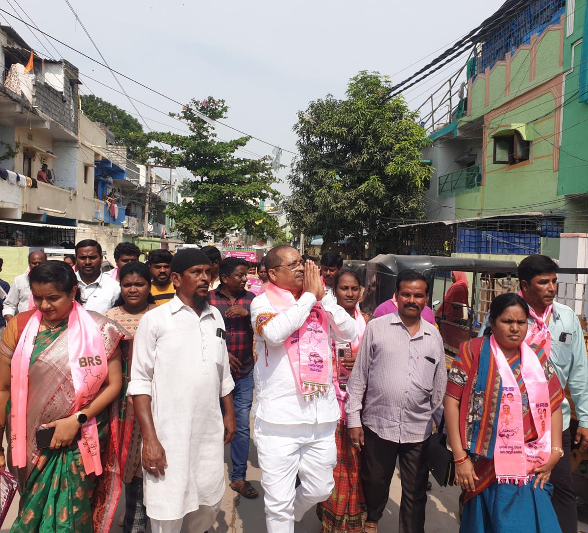 dvg4569's tweet photo. శేరిలింగంపల్లి బీఆర్ఎస్ పార్టీ అభ్యర్థి శ్రీ ఆరేకపూడి గాంధీ గారిని వచ్చే అసెంబ్లీ ఎన్నికలలో భారీ మెజారిటీతో గెలిపించుకోవడానికి 124 డివిజన్ తరపునుండి కార్పొరేటర్ శ్రీ దొడ్ల వెంకటేష్ గౌడ్ గారు పాదయాత్ర చేస్తూ ఇంటింటికి వెళ్లి ప్రచార కార్యక్రమం నిర్వహించడం జరిగింది. https://t.co/r3ZokMCJ0Z