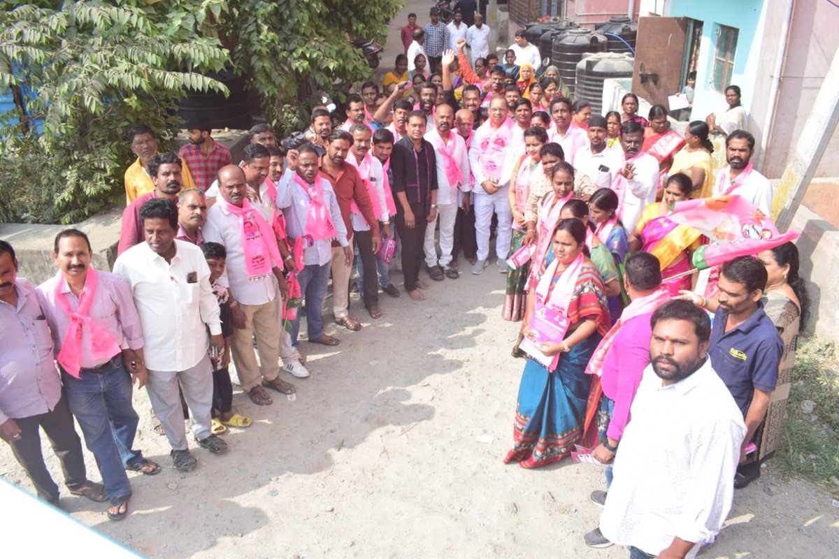 dvg4569's tweet photo. శేరిలింగంపల్లి బీఆర్ఎస్ పార్టీ అభ్యర్థి శ్రీ ఆరేకపూడి గాంధీ గారిని వచ్చే అసెంబ్లీ ఎన్నికలలో భారీ మెజారిటీతో గెలిపించుకోవడానికి 124 డివిజన్ తరపునుండి కార్పొరేటర్ శ్రీ దొడ్ల వెంకటేష్ గౌడ్ గారు పాదయాత్ర చేస్తూ ఇంటింటికి వెళ్లి ప్రచార కార్యక్రమం నిర్వహించడం జరిగింది. https://t.co/r3ZokMCJ0Z