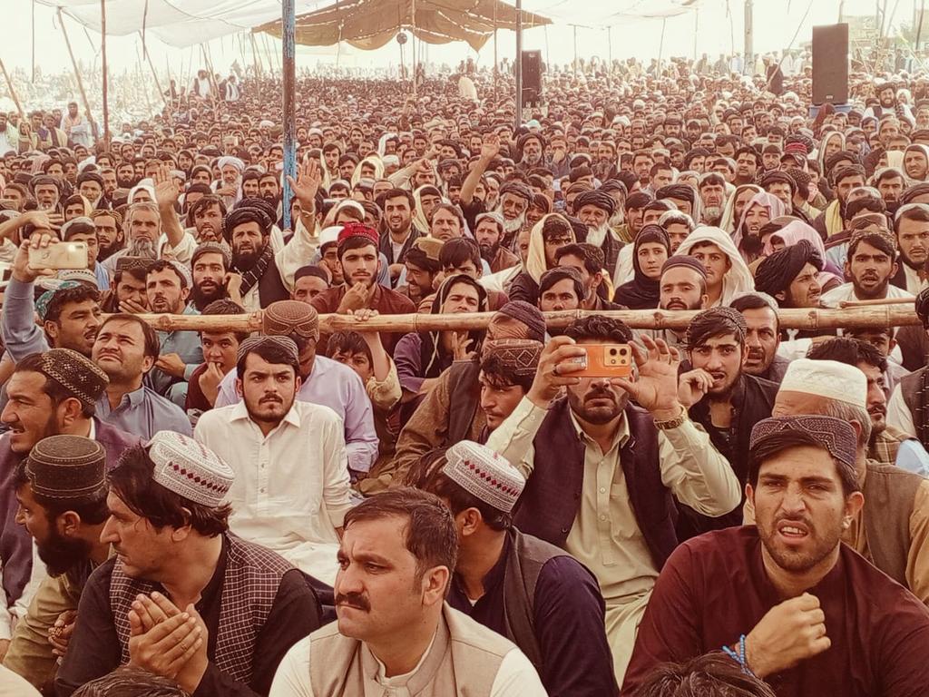 NaraazRahmat's tweet photo. د عوامي نېشنل ګوند صوبايي صدر اصغر خان اڅکزۍ د چمن تاريخي ښار تاريخي پرلت ته رسېدلی او د خلکو ہجوم پکې کتلی شي.
#AsgharKhanAchakzai | #AwamiNationalParty https://t.co/XZ5SY866Jg