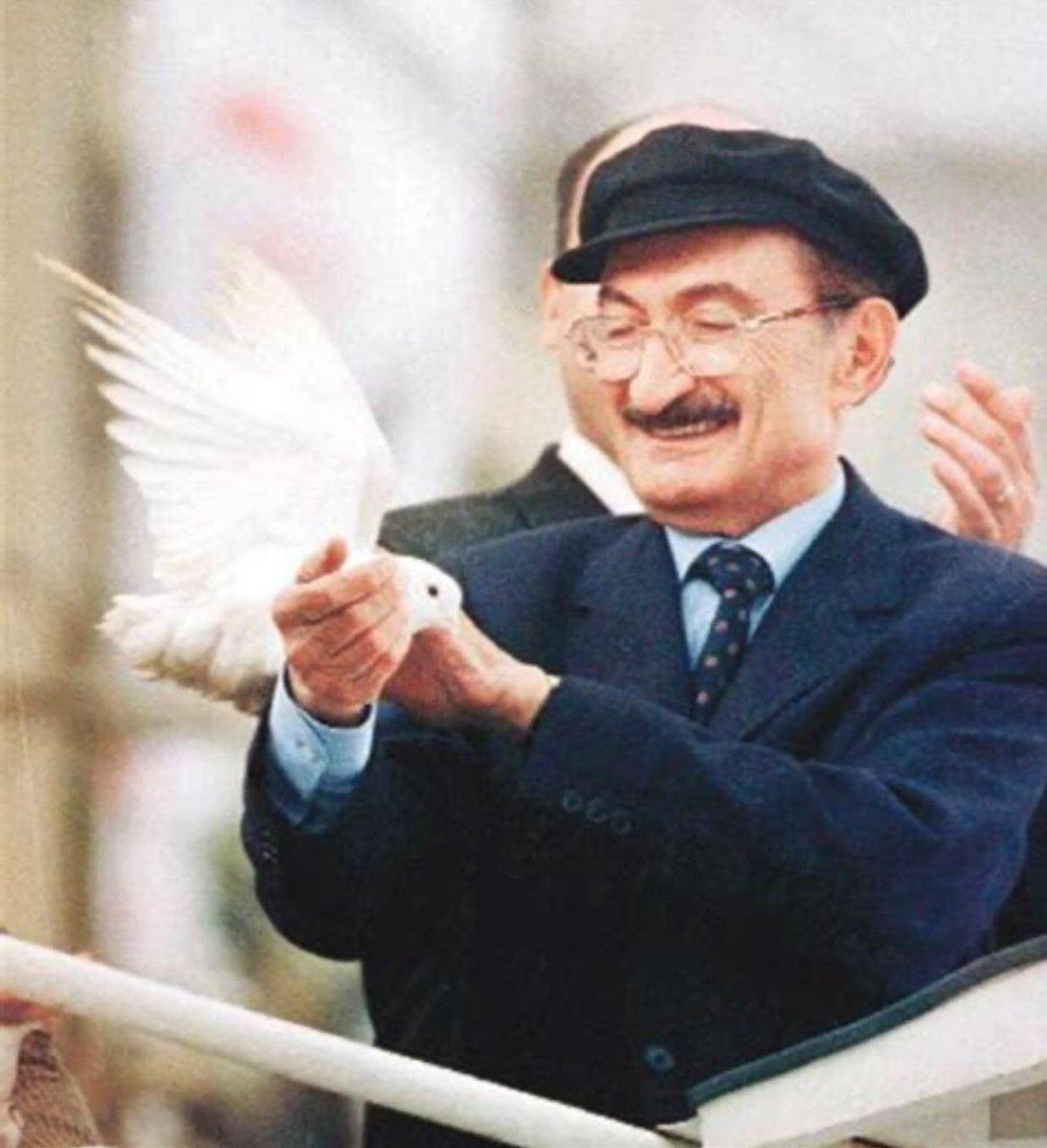 “Biz milliyetçiliği; sokak duvarlarına değil,
kıbrısın topraklarına,
egenin deniz yataklarına yazmışız,
biz milliyetçiliği batı anadolunun haşhaş tarlasına yazmışız...”
Bülent ECEVİT 
16. Başbakanımız #BülentEcevit ‘ i rahmet ve minnetle anıyorum. Mekanı cennet ruhu şad olsun.