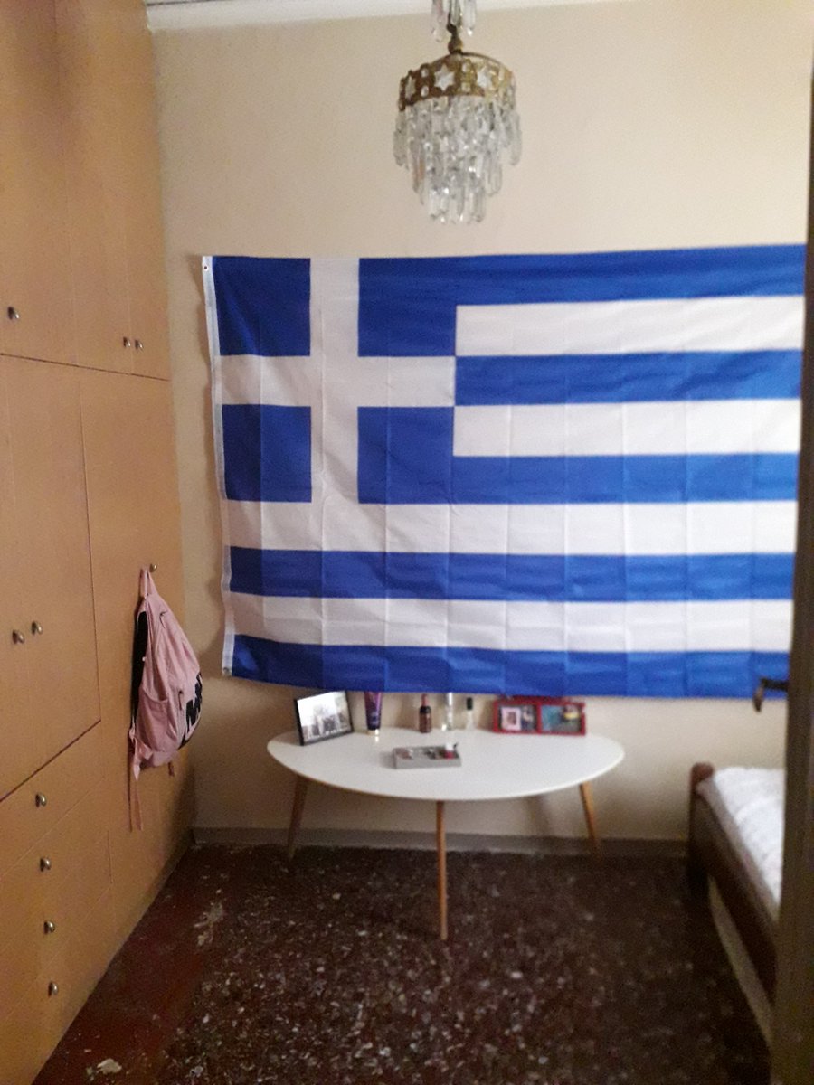 SksDskalopoulo1's tweet image. Μου ζήτησε η μικρή μας (17 χρονων) να της κρεμάσω την σημαία στο δωμάτιο της.
Τελικά υπάρχει ελπίδα....