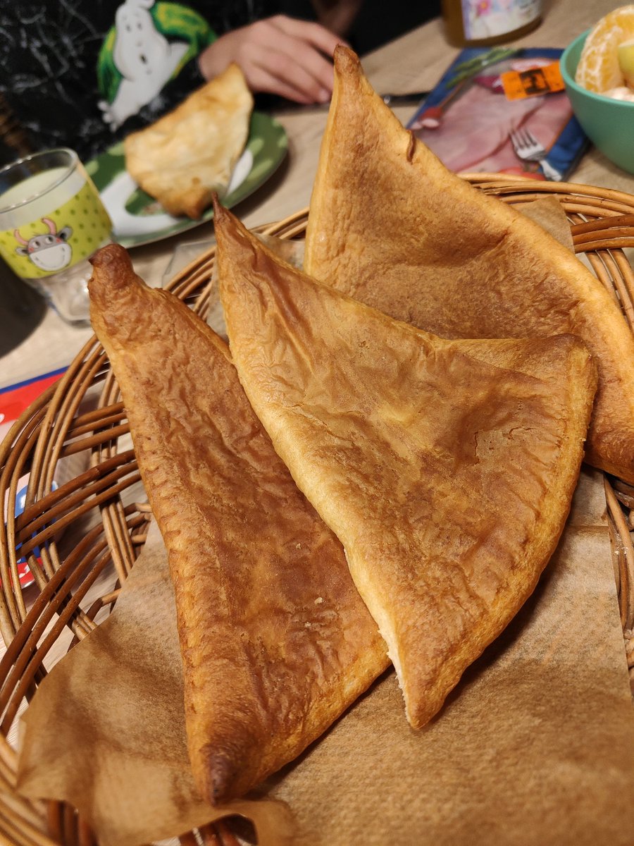 annekuessner's tweet photo. Sonntagsmood. Blätterteig-Dreiecke statt 🥐🥐. Nun ja...😅 https://t.co/8pWGmAUXLb