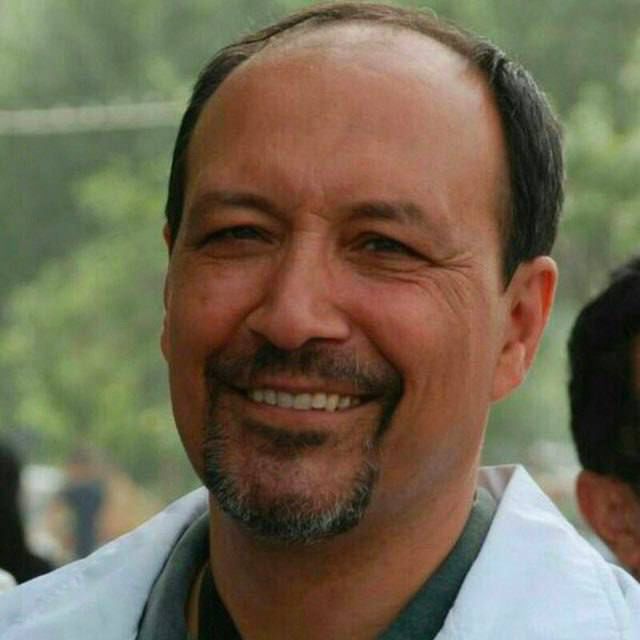 #مسعود_زینال_زاده سالهاست که بدون هیاهو فعالیت صنفی می کند و همواره از مدافعان سرسخت حقوق دانش آموزان بوده است . در مراسم خاکسپاری #آرمیتا_گراوند بازداشت شده است و همچنان در اوین است .
صدایش باشیم 
#معلمان_زندانی 
#زن_زندگى_آزادى‌