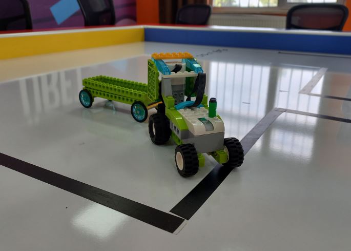 SivasliYap's tweet photo. #Sivaslikendinyap atölyemizde robotik kodlama kursumuzdaki bu haftaki ( 1- 5 Kasım Haftası) derslerimizden kesitler... https://t.co/6FWwVZ8OuG