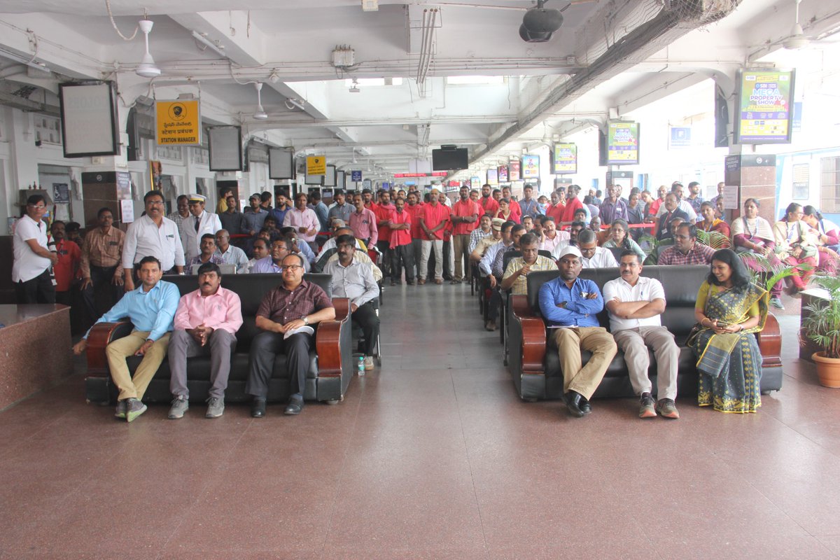 Sri Arvind Malkhede, SDGM & CVO/SCR addressed the Officers, Staff at Kacheguda Station. Both ADRMs, Officials, Staff participated in the Rally. He shed light on the reasons & methods of corruption and also talked about the methods to stop corruption. #VigilanceAwarenessWeek 2023