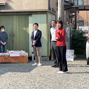 山手町のおまつりであいさつする、河村ひろ子県議。その右隣は清原だいき市議予定候補と大平。