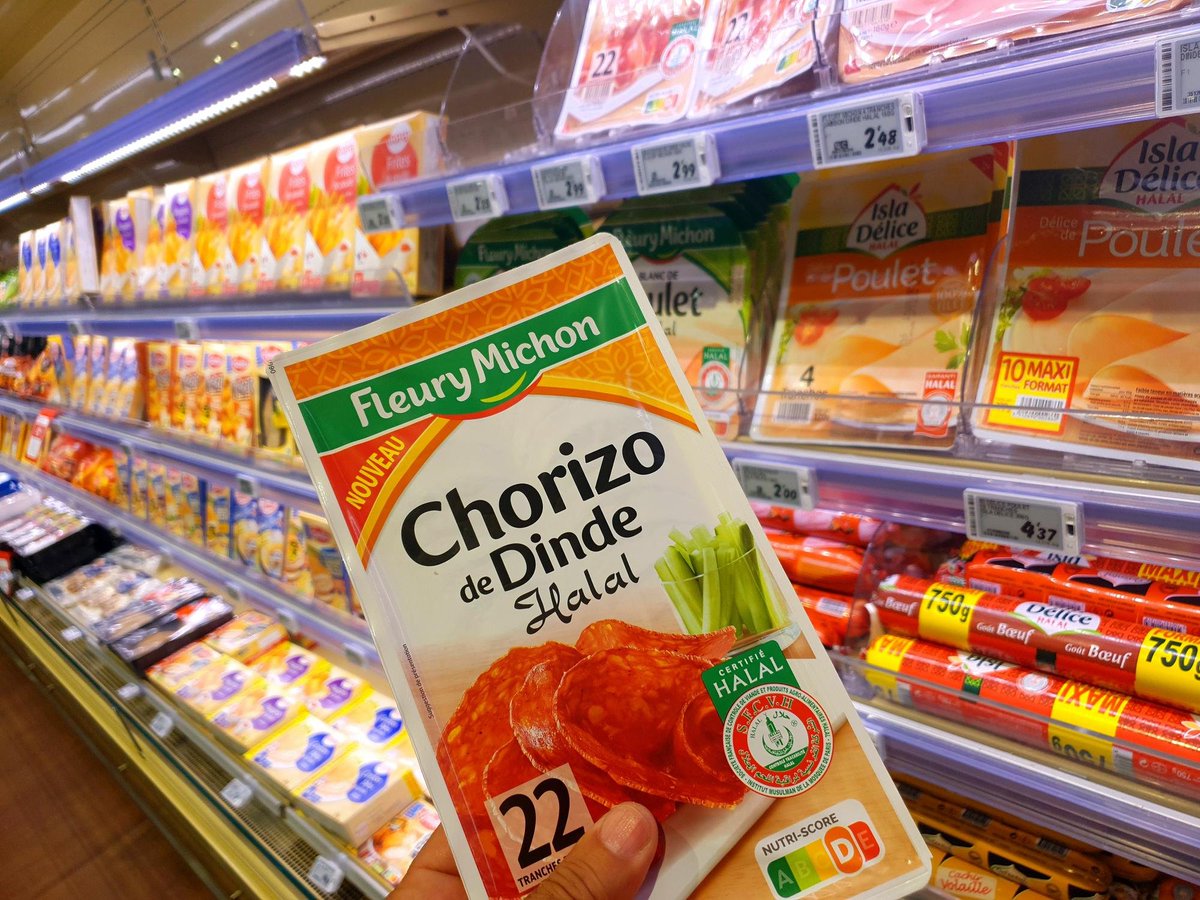 SavorSecrets's tweet photo. @BouvetCatherin1 Vous êtes aveugle?Parce qu'une Boucherie Halal comme Casher c'est écrit en grand sur la vitrine. Idem au Supermarché c'est écrit Rayon Halal. https://t.co/gZB6hkOVfF
