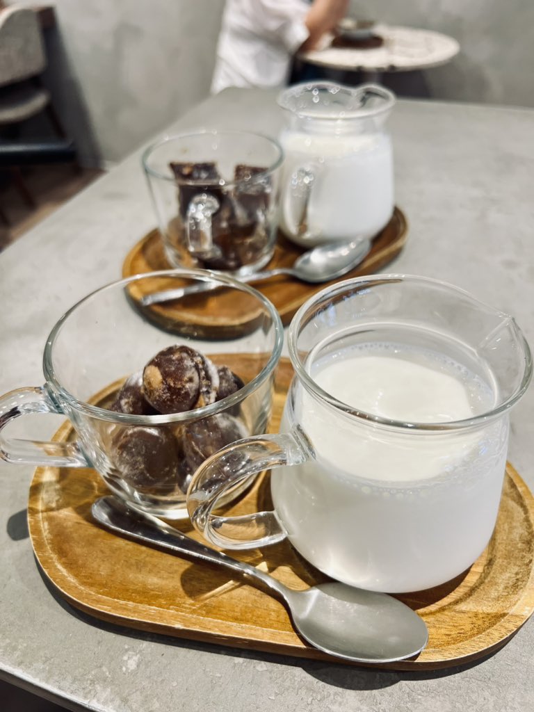 Chilled cycle in Chishang amongst the rice fields, followed by an usual but delicious iced coffee! 

#taiwan #taiwantourism #travel #traveller #ricefields #bike #cycle #coffee